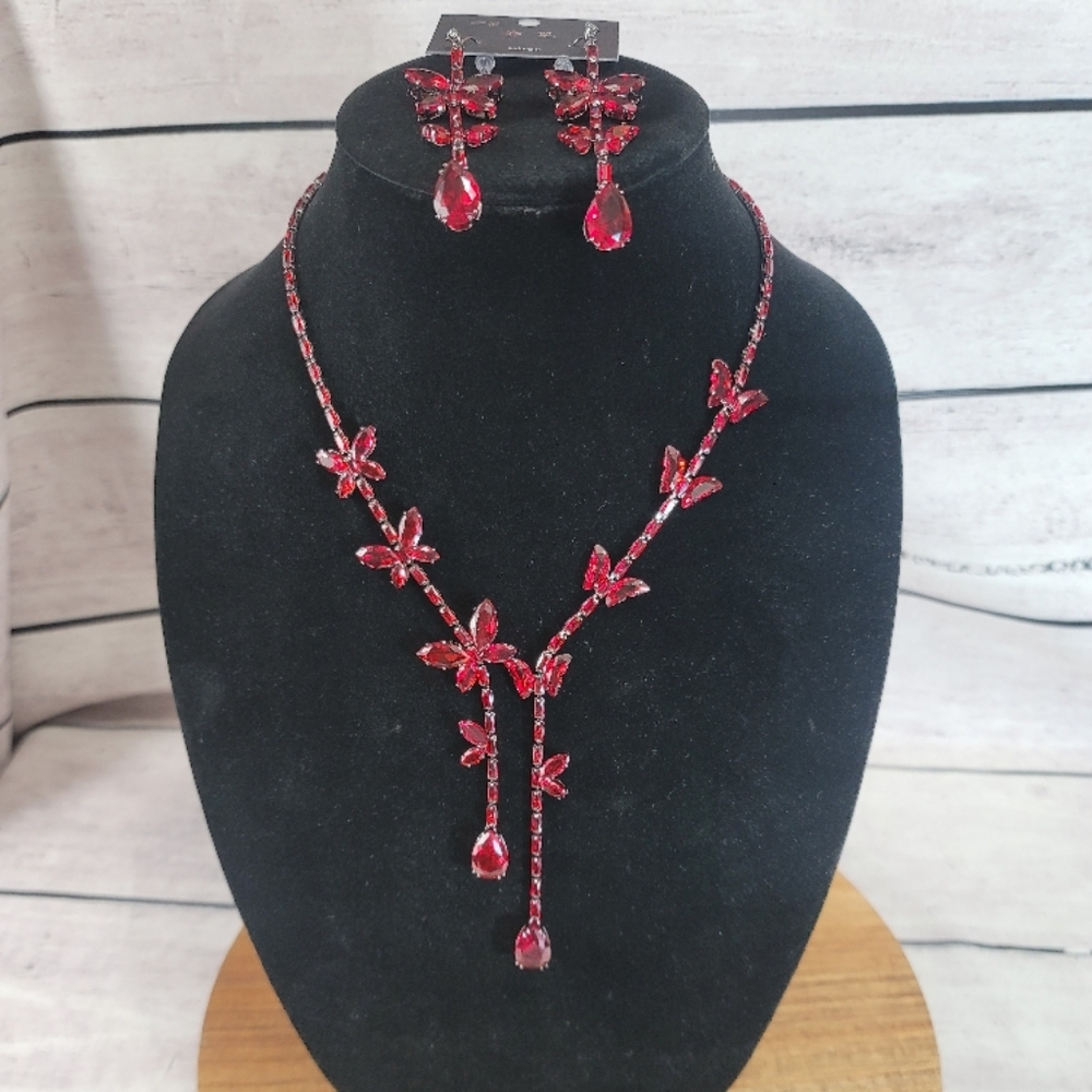 Source Unknown Elegant Red Crystal Necklace and Earring Set